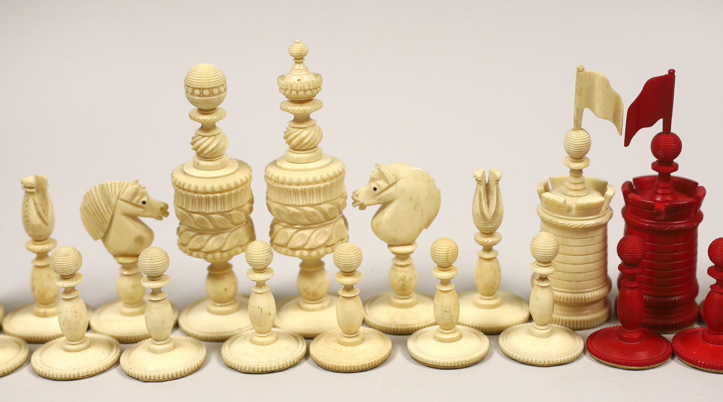 An early 19th century English turned and stained bone barleycorn pattern chess set, king 11.2cm tall